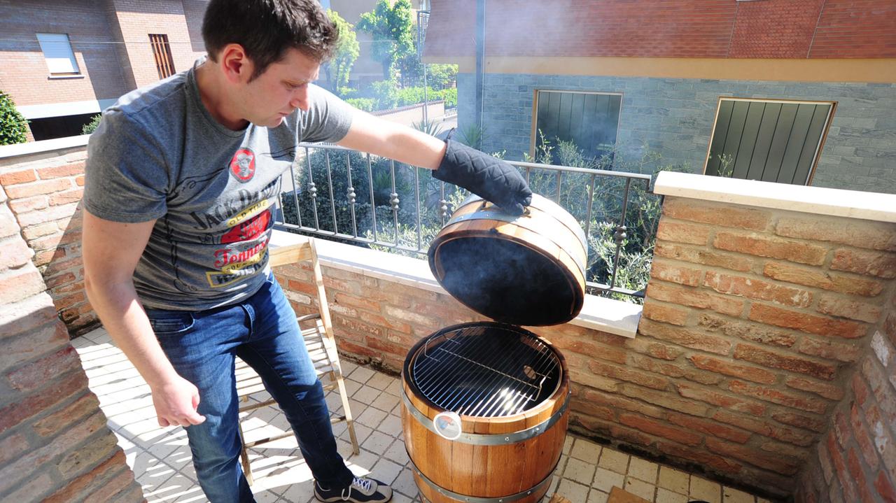 Formigine, inventa un barbecue nella botte del vino e spopola sui social