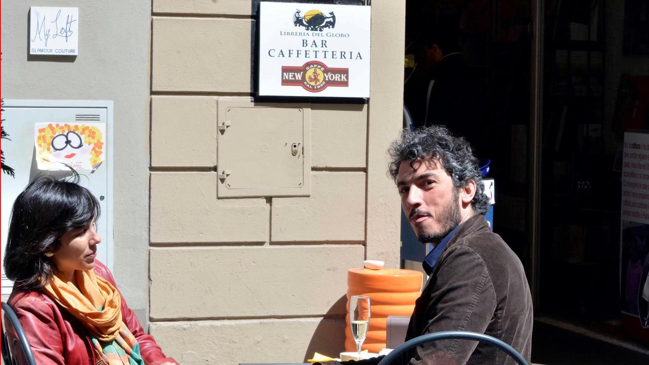 Gabriele Del Grande seduto al bar della Libreria Del Globo (foto dalla pagina facebook di Carlo Quartieri)
