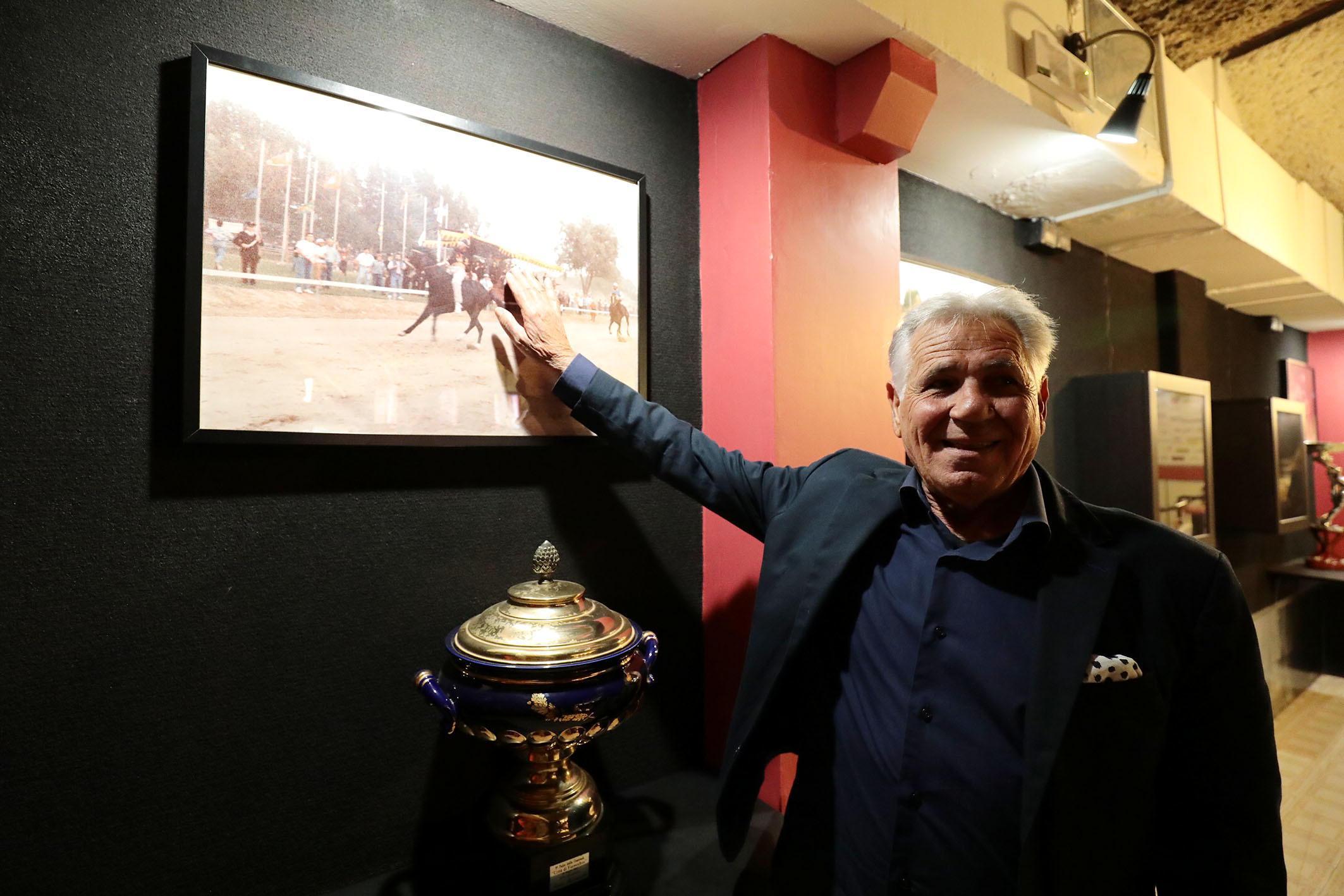 Andrea Degortes con la foto della vittoria nel 1989 (foto Agenzia Sestini)
