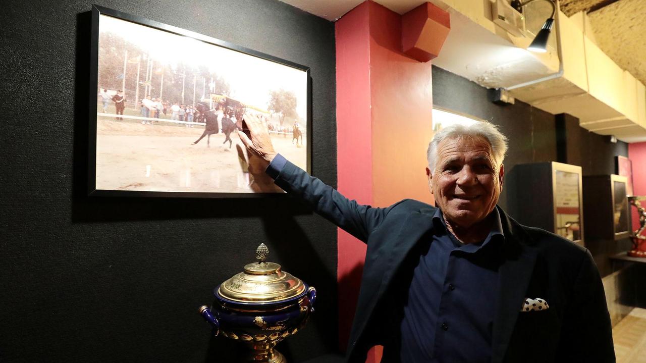 Andrea Degortes con la foto della vittoria nel 1989 (foto Agenzia Sestini)