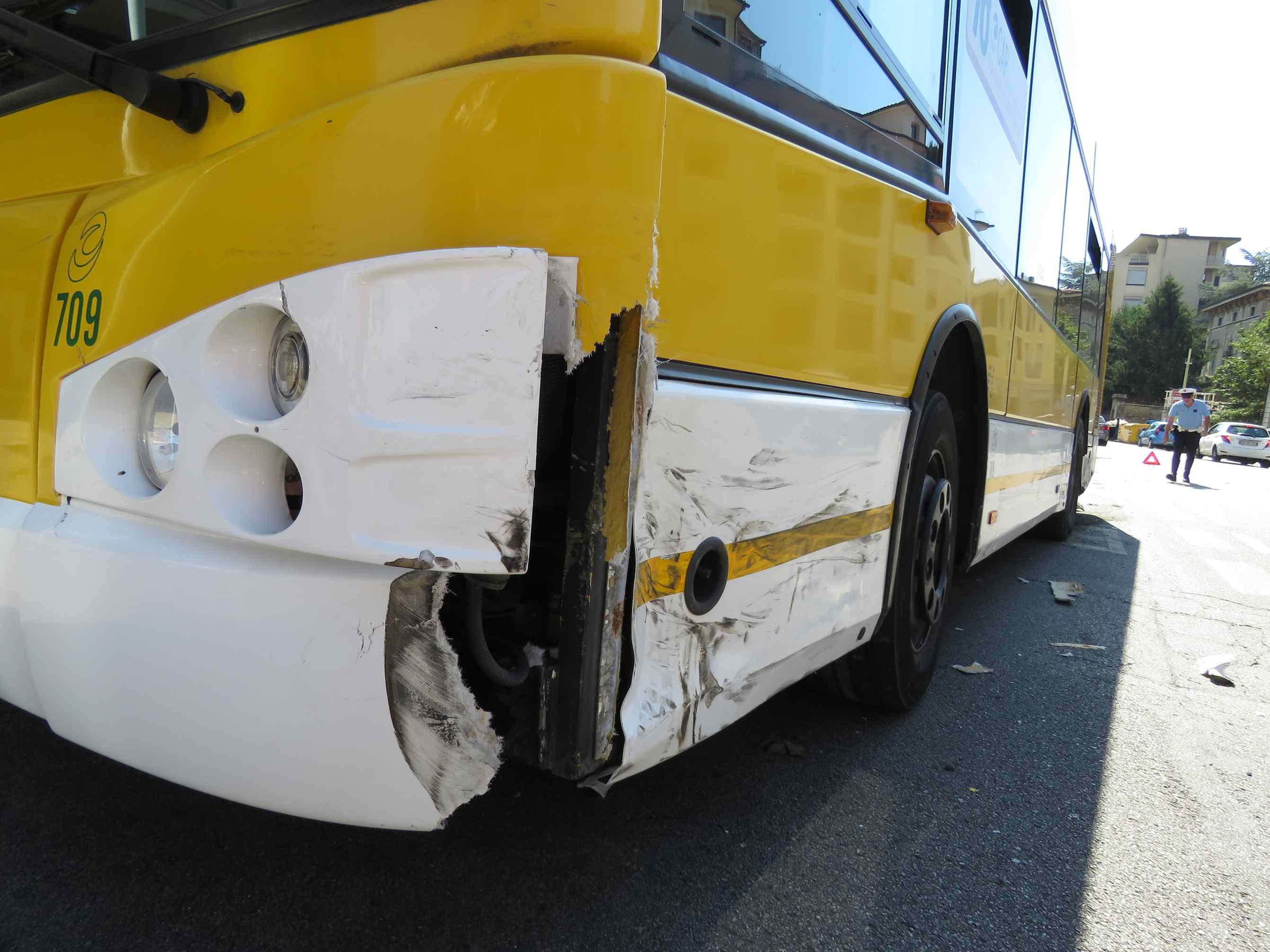 Un bus della Lam danneggiato dopo un'incidente (archivio)