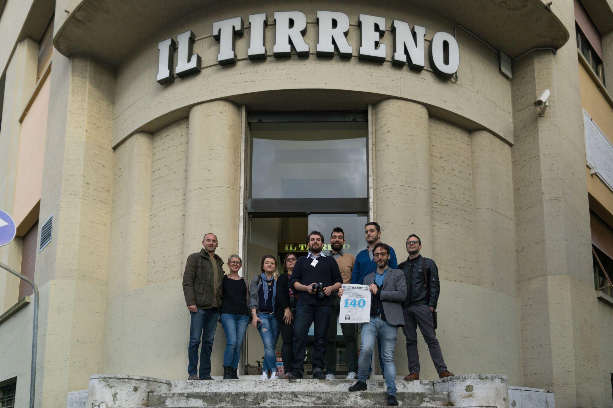 Gli Igers all'ingresso della sede del Tirreno