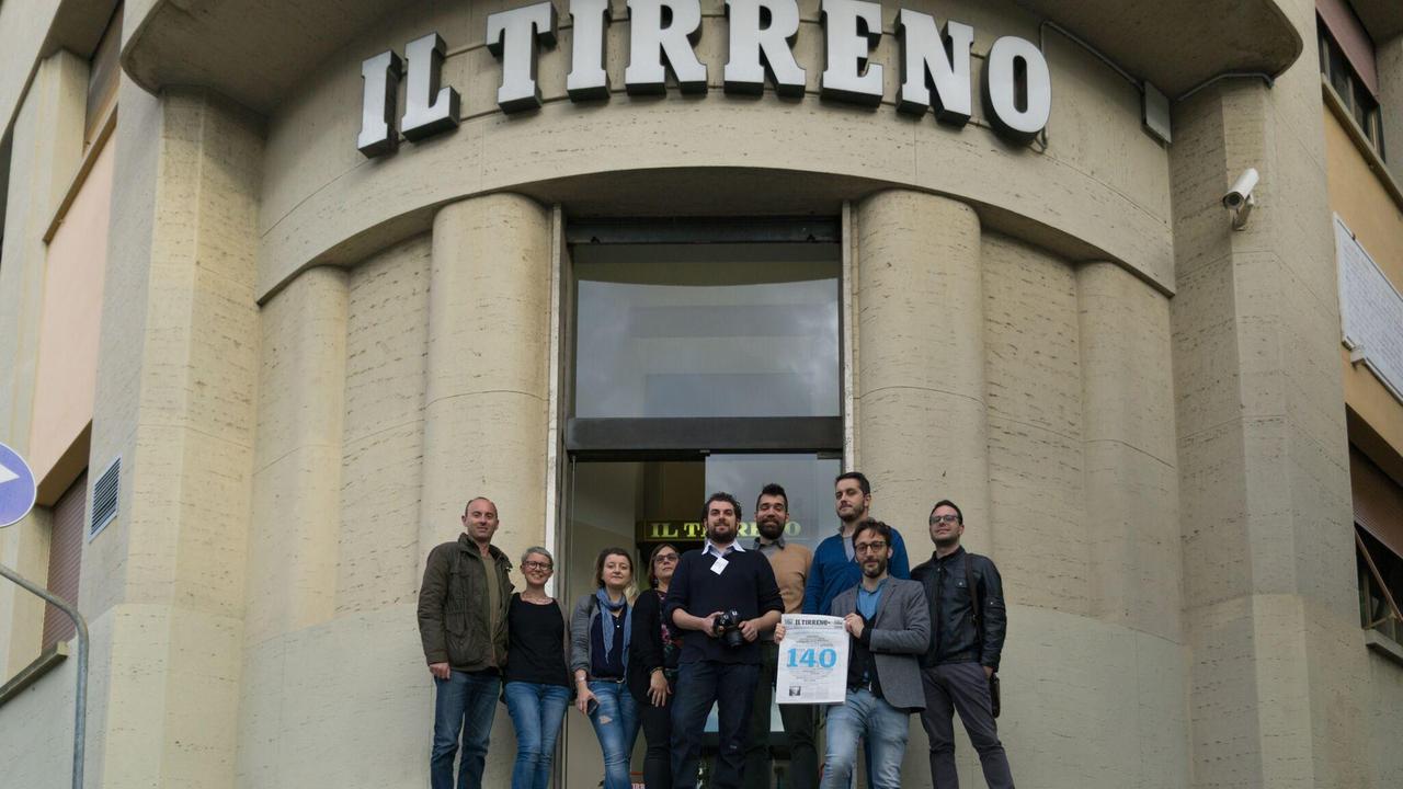 Gli Igers all'ingresso della sede del Tirreno