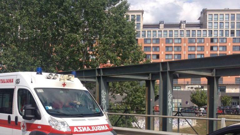 Carabinieri e ambulanza sul luogo della tragedia