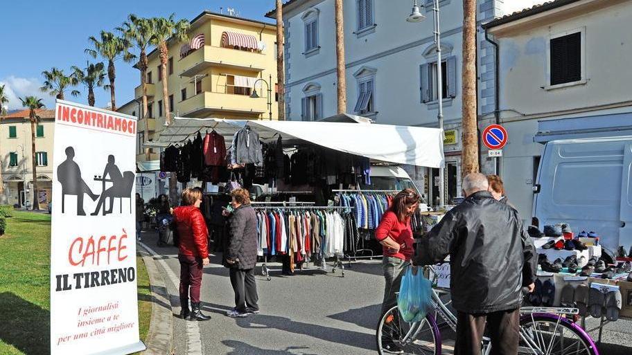 Un momento dell’iniziativa del Tirreno durante una giornata di mercato a Vada