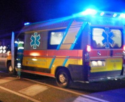 In moto contro un'auto, ferito giovane motociclista