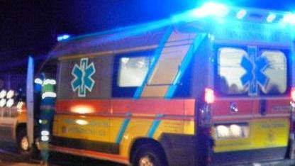 In moto contro un'auto, ferito giovane motociclista
