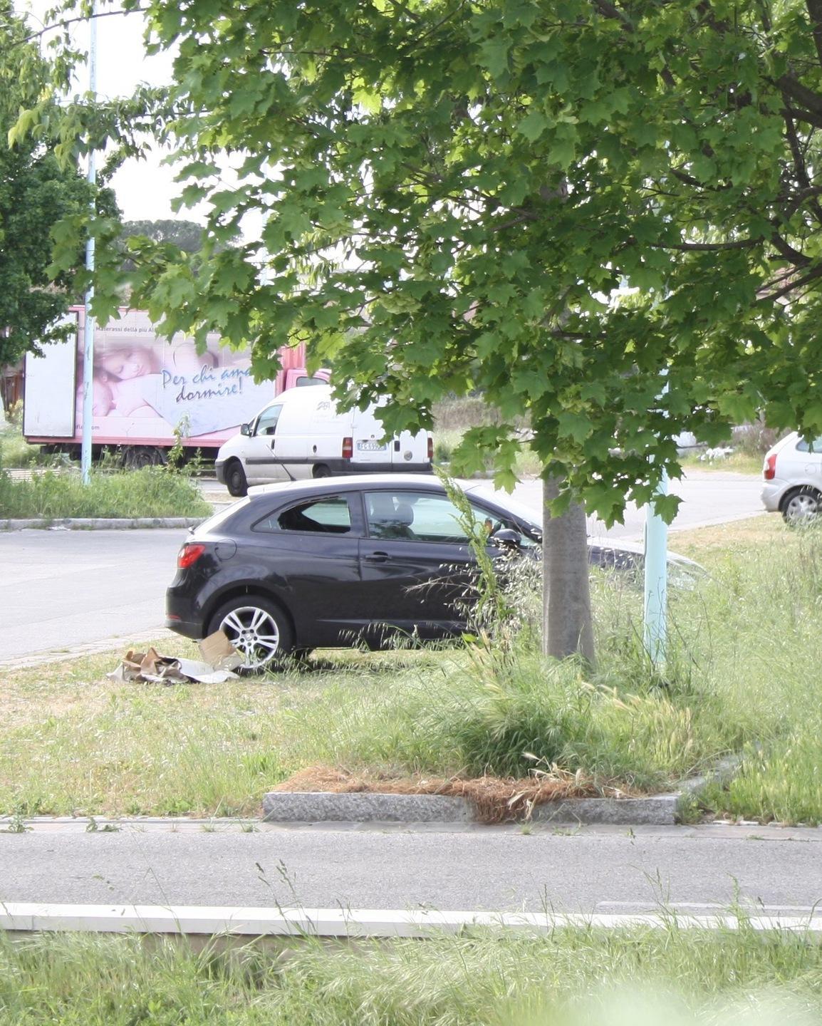 Piazza Martelli ricettacolo di auto rubate