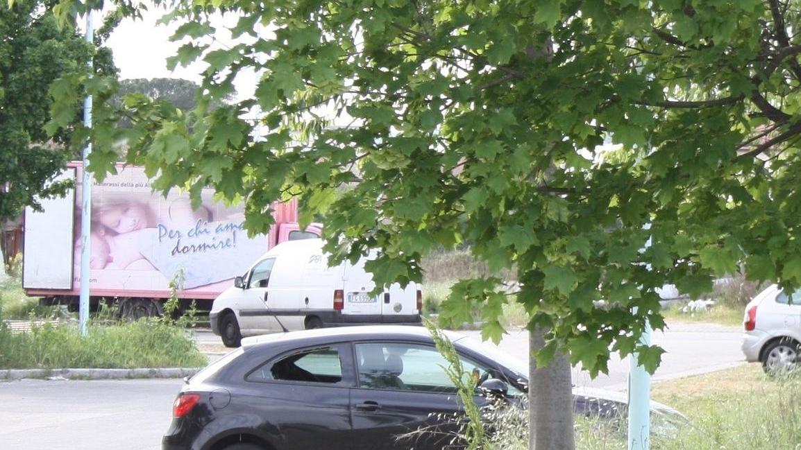 Piazza Martelli ricettacolo di auto rubate