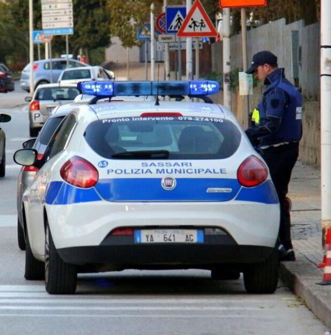 Fa retromarcia in corso Vico e investe una pensionata 