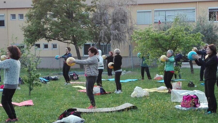 Palestra chiusa: gli atleti fanno ginnastica all’aperto