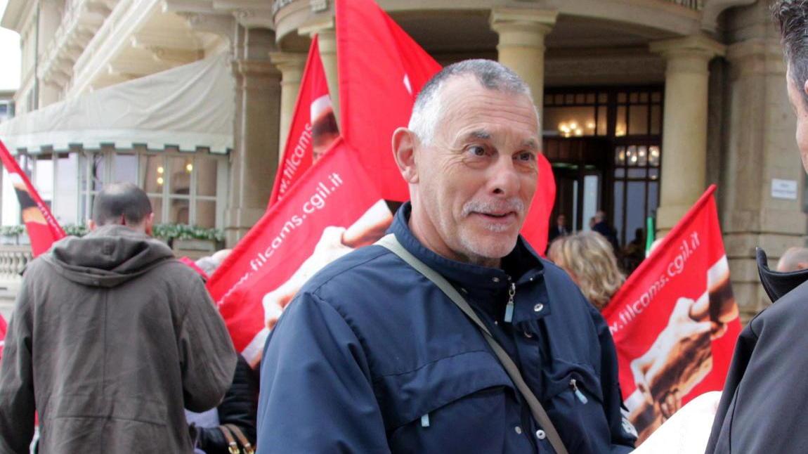 Volantini e bandiere davanti all’hotel Principe di Piemonte