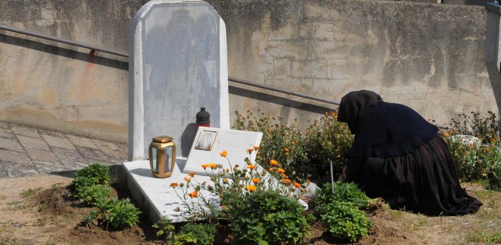 Furti al cimitero Rubati dalle tombe cornici, vasi e fiori 