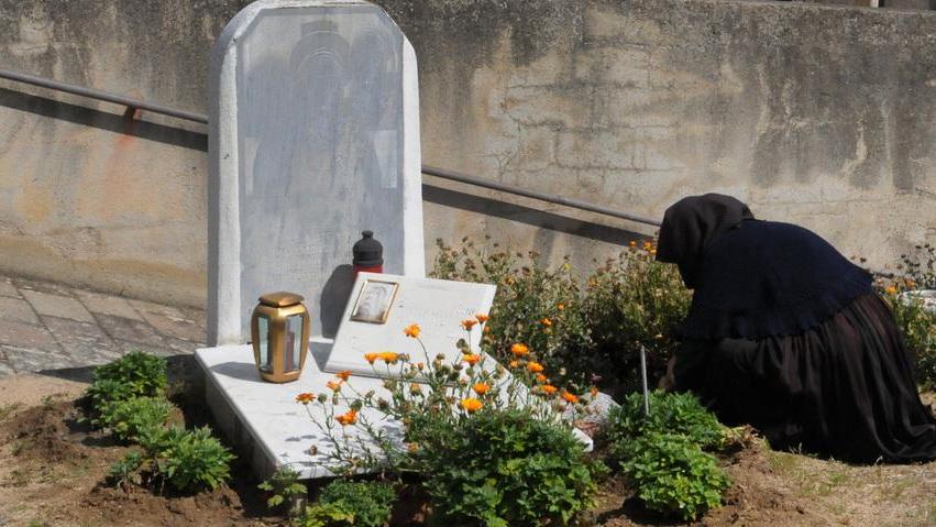 Furti al cimitero Rubati dalle tombe cornici, vasi e fiori 