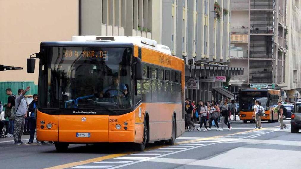 Stop ai bus in piazza del Tribunale