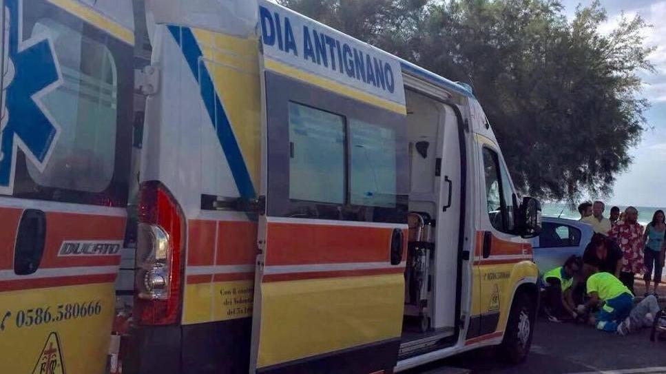 «Questo terreno è mio» E picchia la spazzina