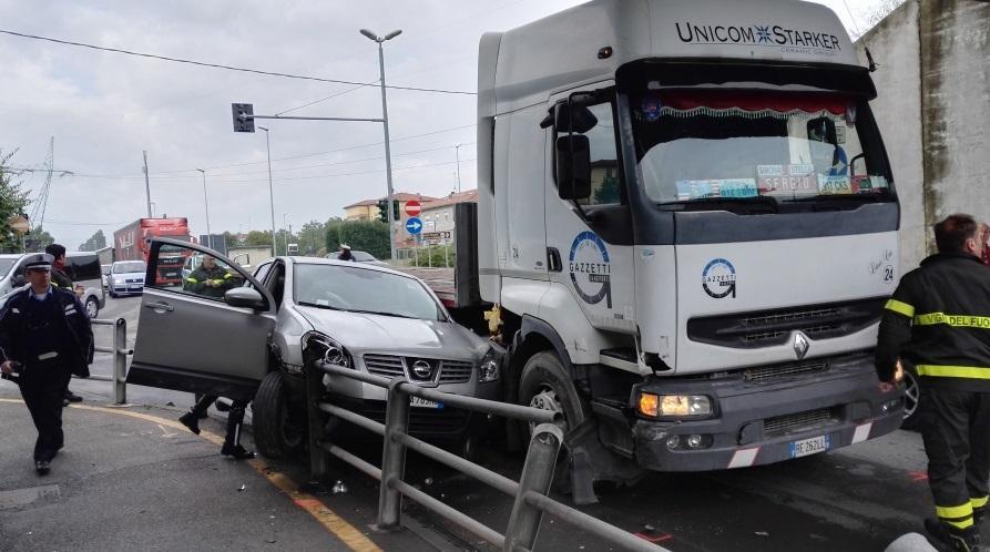 Sassuolo: Automobilista resta incastrata tra un camion e il guardrail   