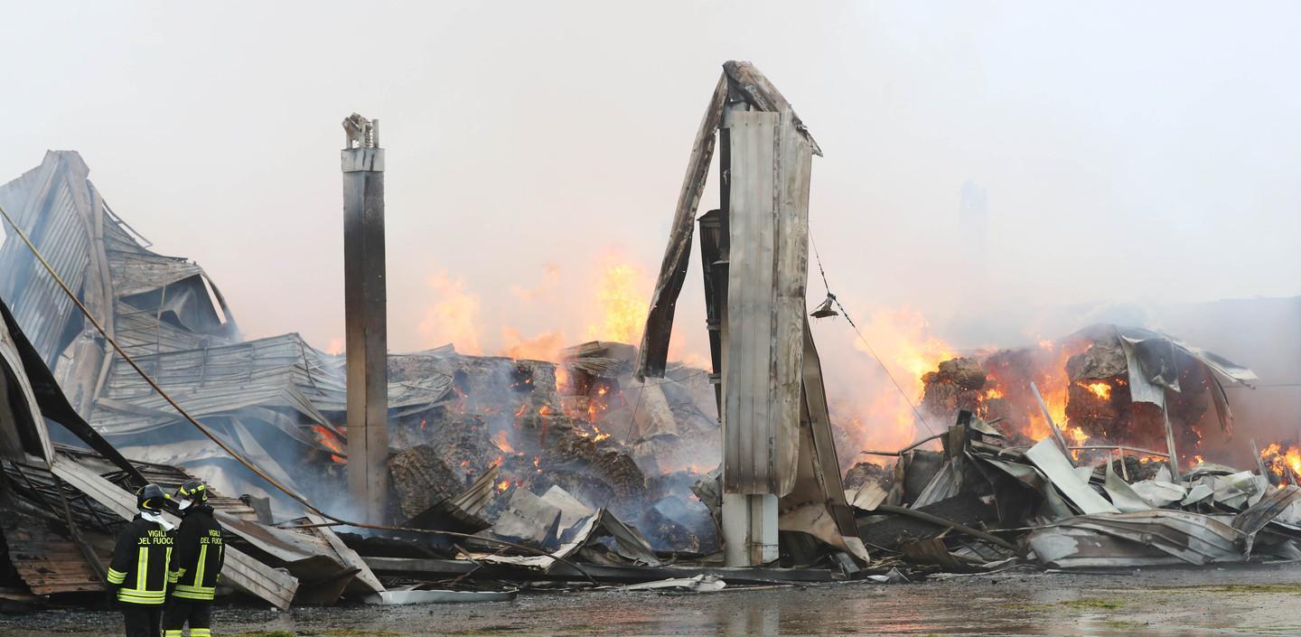 Le fiamme fanno crollare tre capannoni 