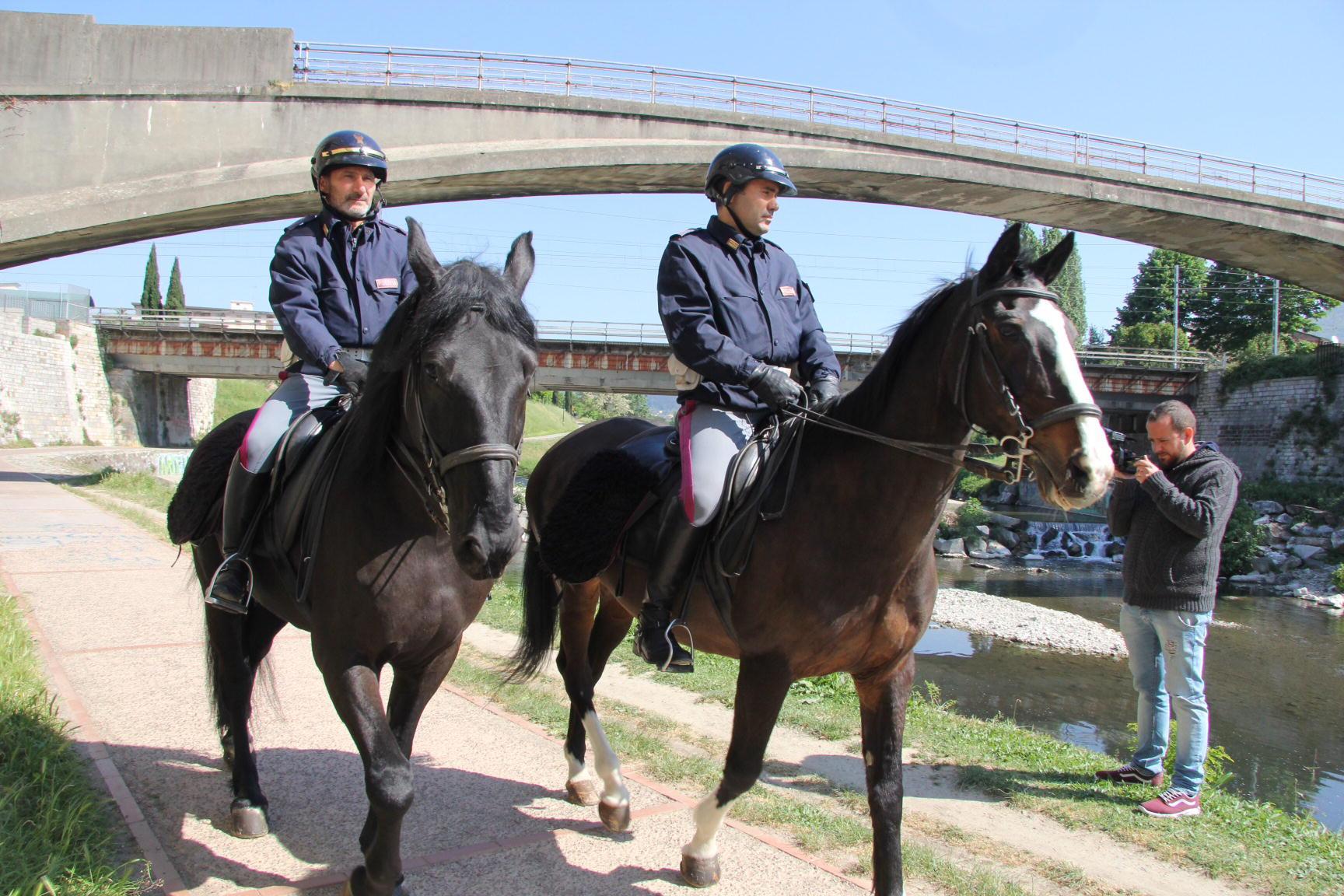 Polizia a cavallo lungo la ciclabile sul Bisenzio