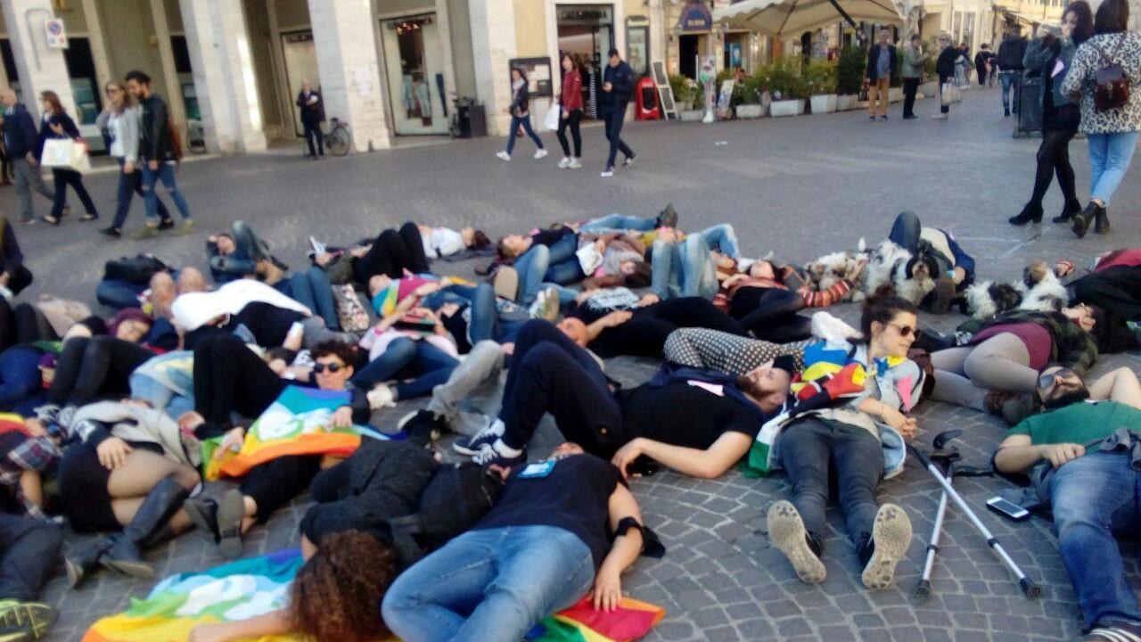 Il flash mob in piazza Dante