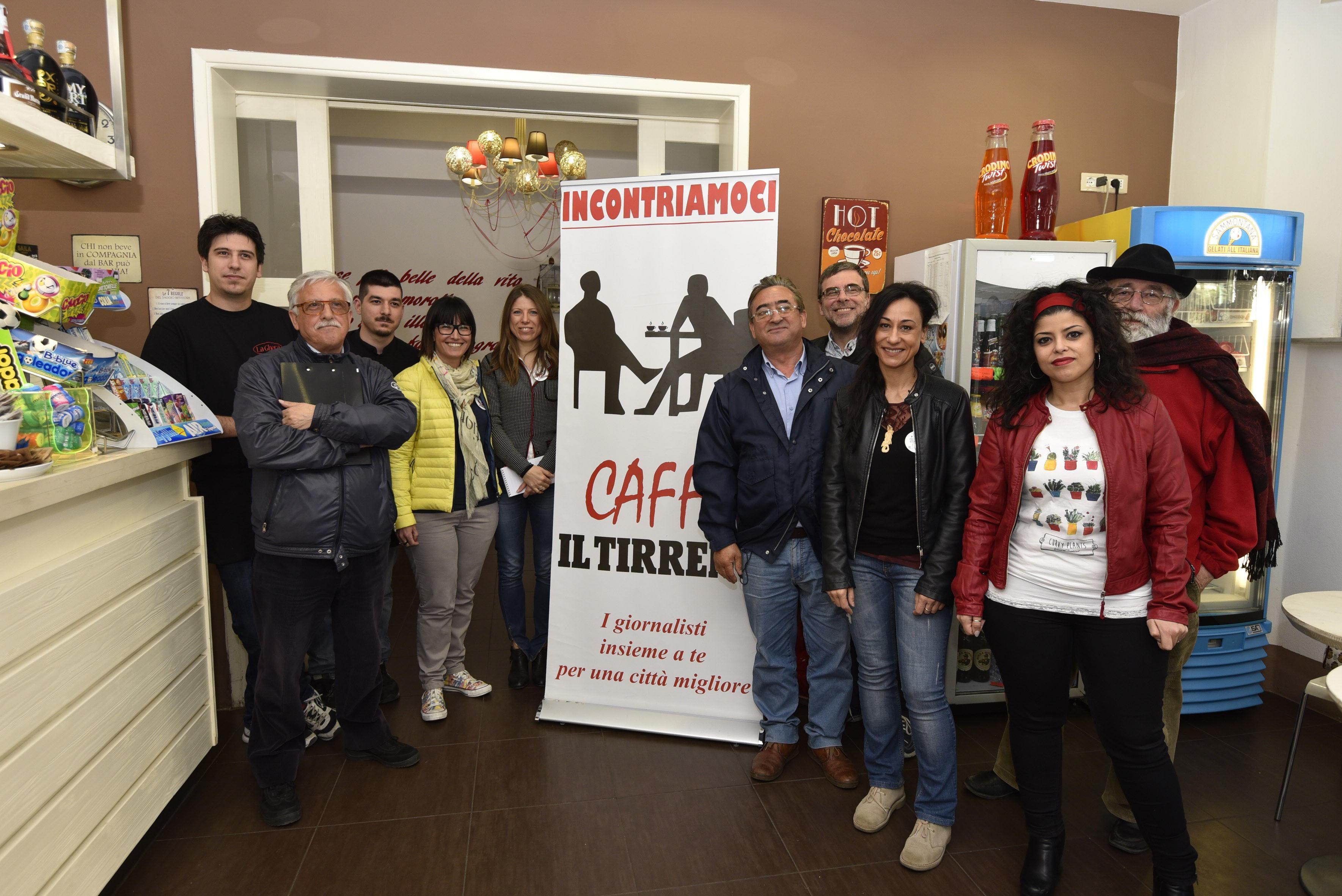 Giornalisti e abitanti di Braccagni insieme per la settima tappa di Caffè Tirreno, ospitata al bar La Ghera (foto Agenzia Bf)