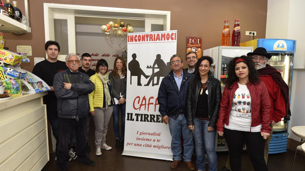 Giornalisti e abitanti di Braccagni insieme per la settima tappa di Caffè Tirreno, ospitata al bar La Ghera (foto Agenzia Bf)