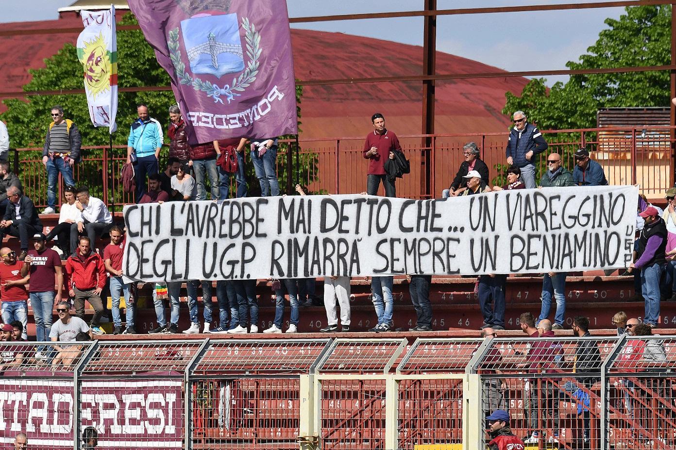 Lo striscione degli ultras granata a Della Latta, in partenza per Carpi (Foto Franco Silvi)