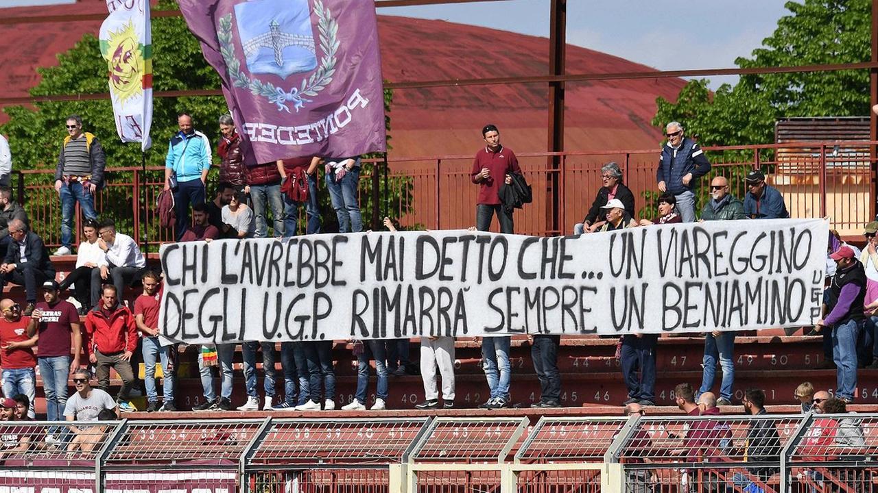 Lo striscione degli ultras granata a Della Latta, in partenza per Carpi (Foto Franco Silvi)