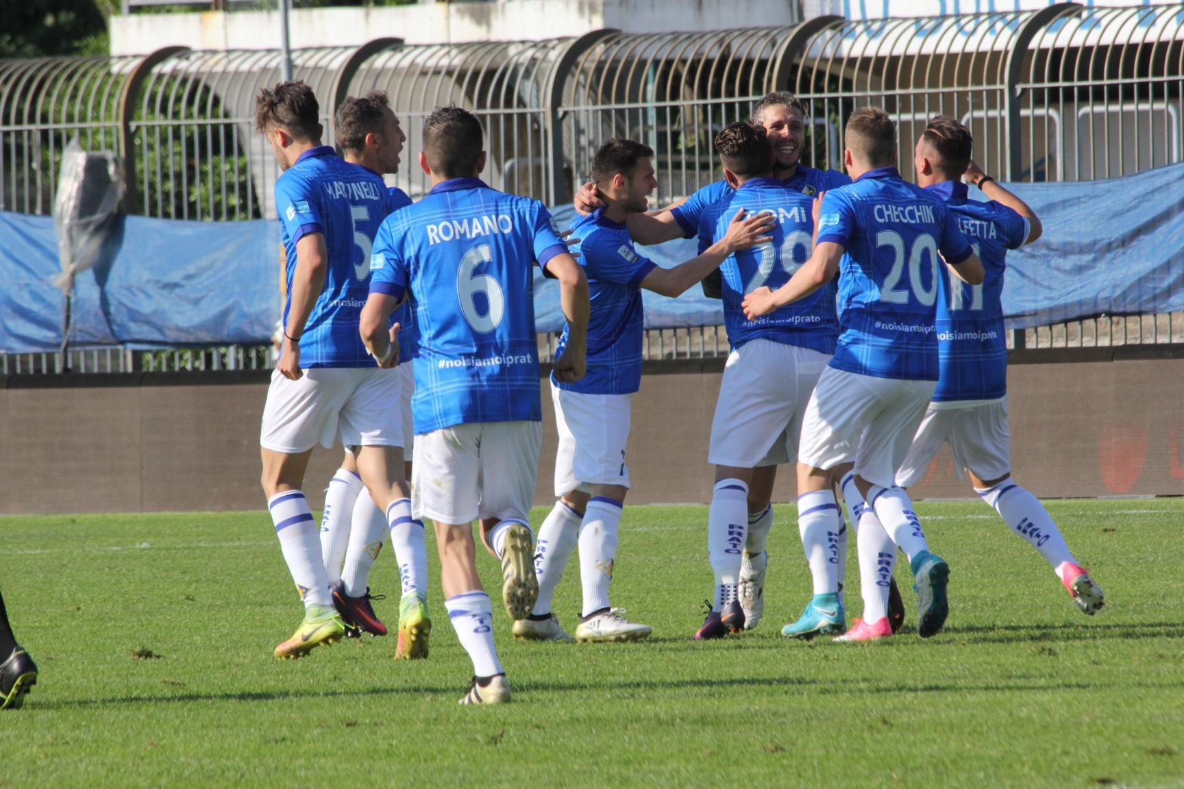 L'esultanza dei biancazzurri dopo il gol di Marzorati (foto Batavia)
