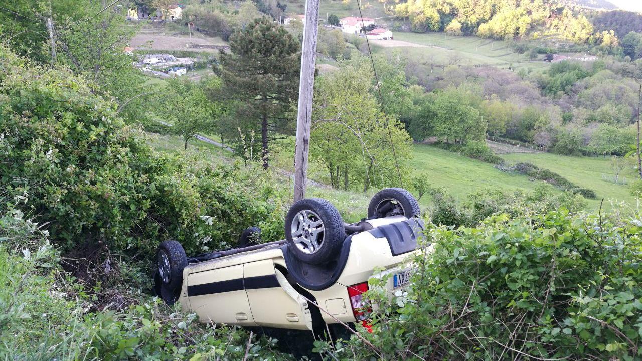 L'auto in bilico sulla scarpata dopo l'incidente a Migliana