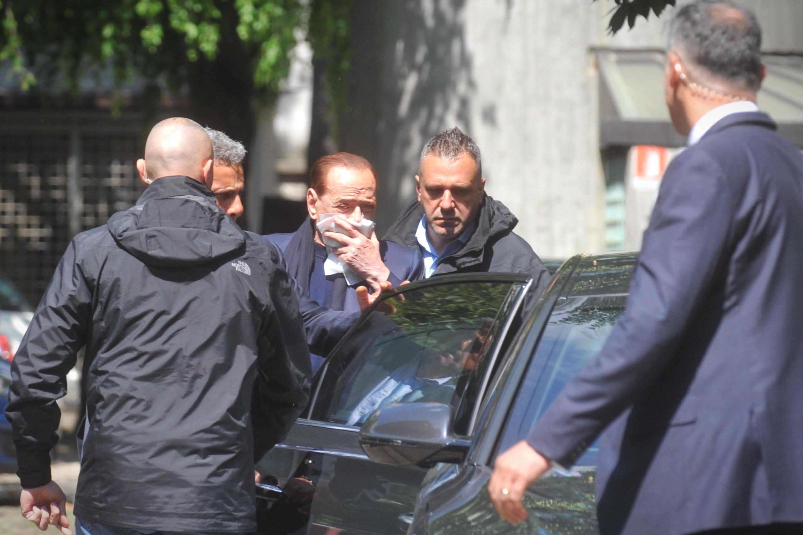 Silvio Berlusconi mentre esce dalla clinica