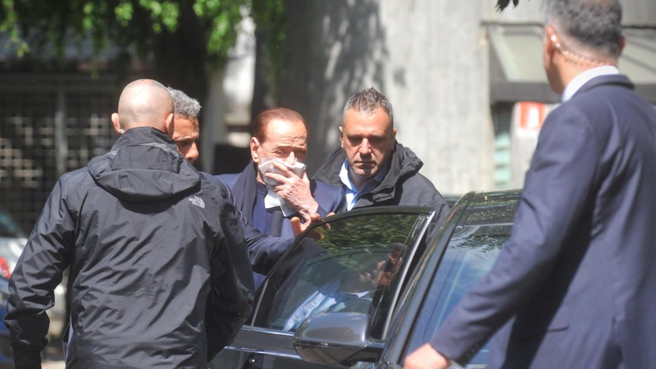 Silvio Berlusconi mentre esce dalla clinica