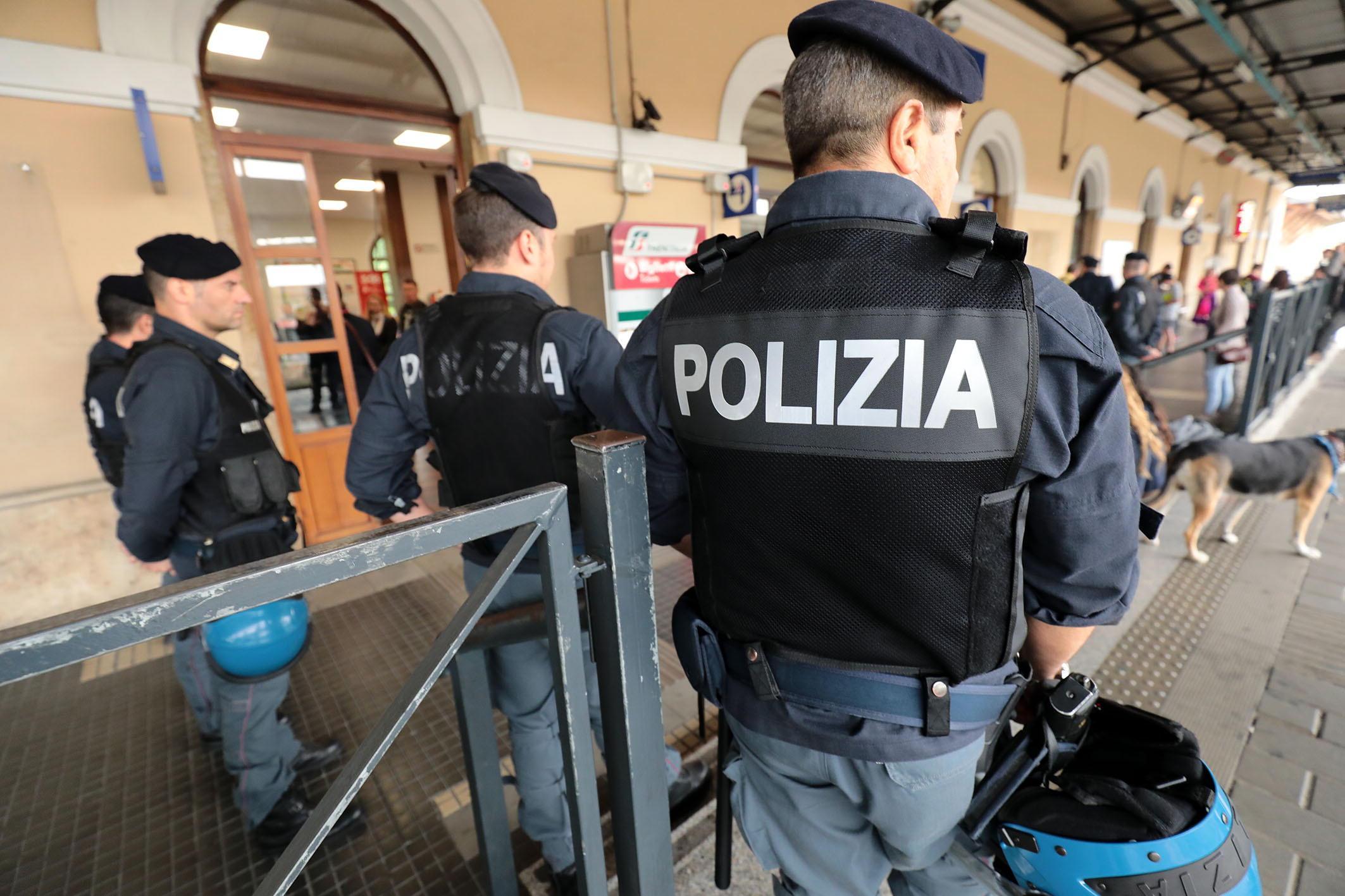 Un controllo della polizia alla stazione