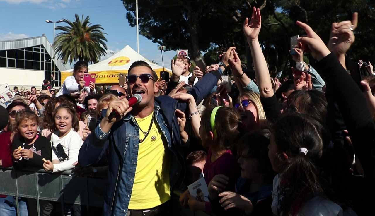 Francesco Gabbani con i suoi fan a Carrarafiere