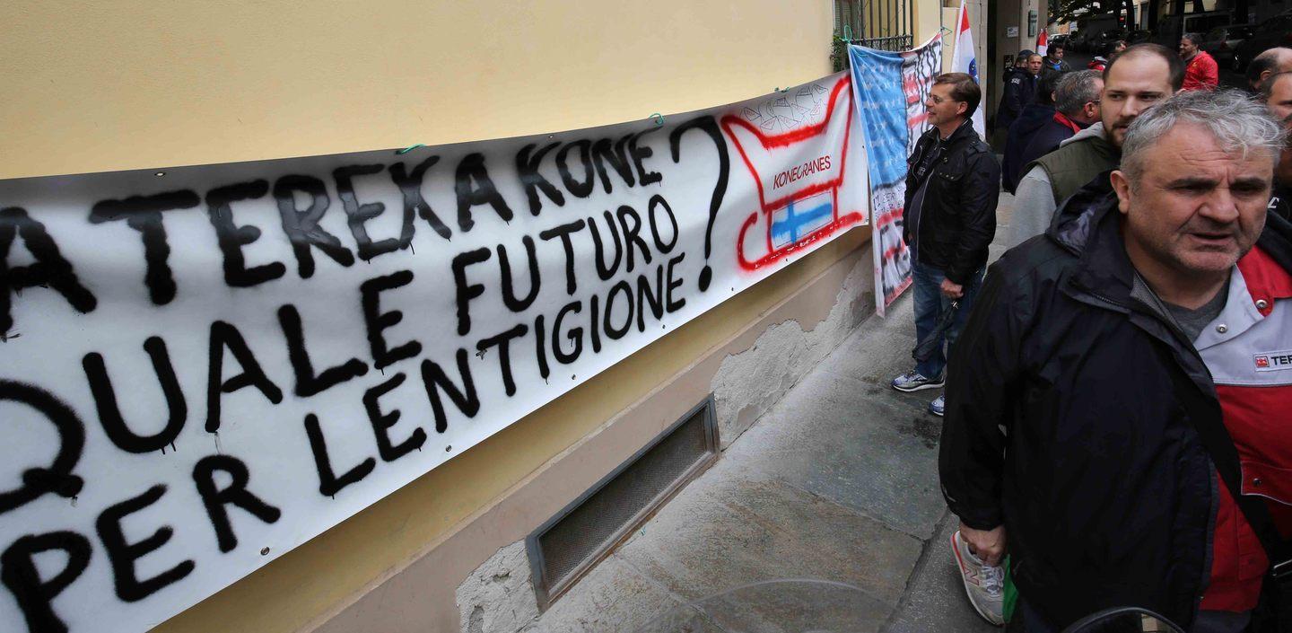 Terex, i commissari davanti all’azienda durante lo sciopero  