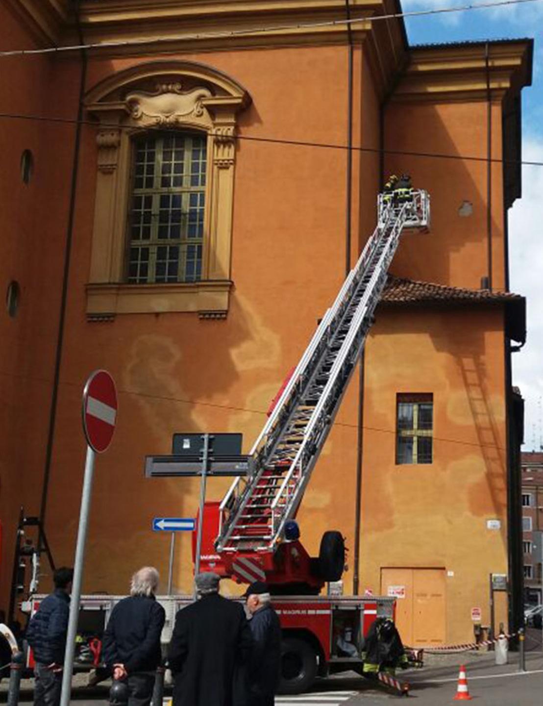 Vigili del fuoco in San Domenico: pericolo intonaco