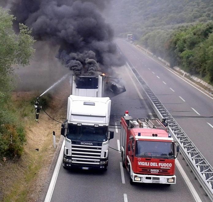 Siniscola, camion frigo in fiamme lungo la superstrada