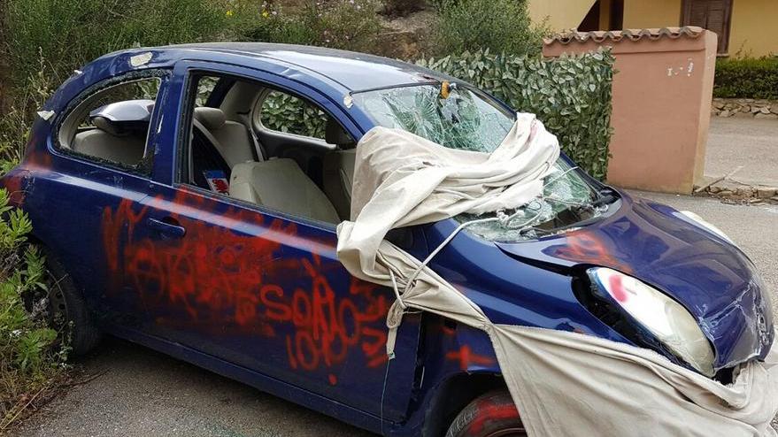 Auto abbandonata da oltre un anno