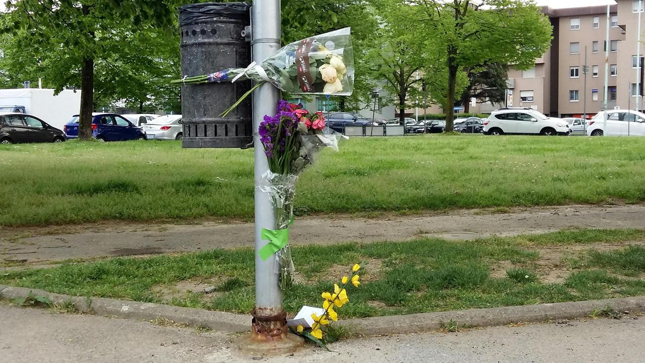 I fiori sul luogo dell'omicidio in piazzale Falcone e Borsellino (foto Batavia)