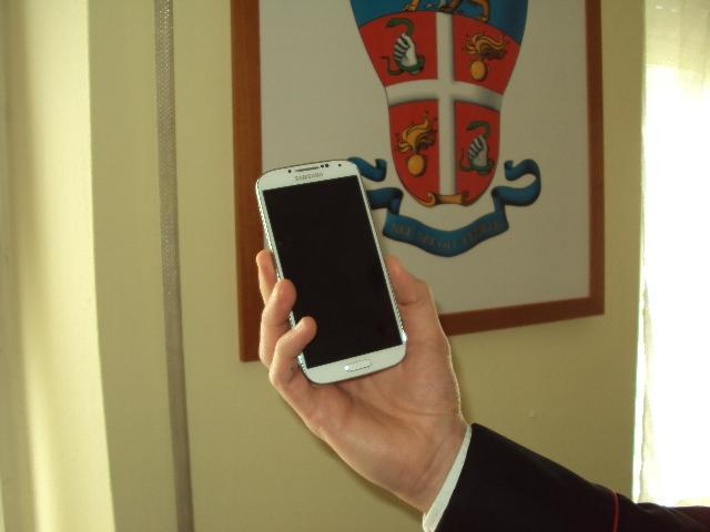 Guastalla, smartphone grazie a contratti telefonici con firme false: due denunciati