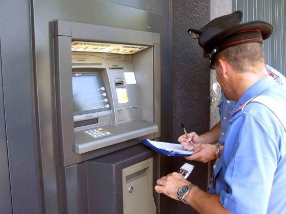 Poviglio, filmato mentre preleva con bancomat rubato: 26enne denunciato 