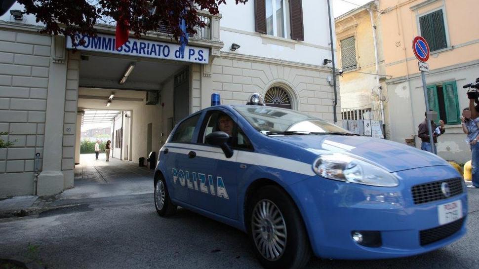 Perde al gioco e picchia moglie e figlio