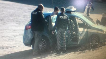 I rapinatori mentre vengono portati in questura
