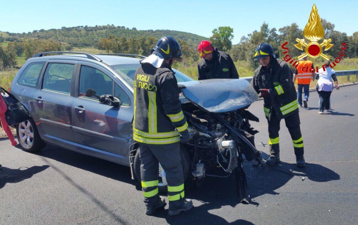 Nuoro, perde il controllo dell'auto e finisce sul guard rail: grave una donna
