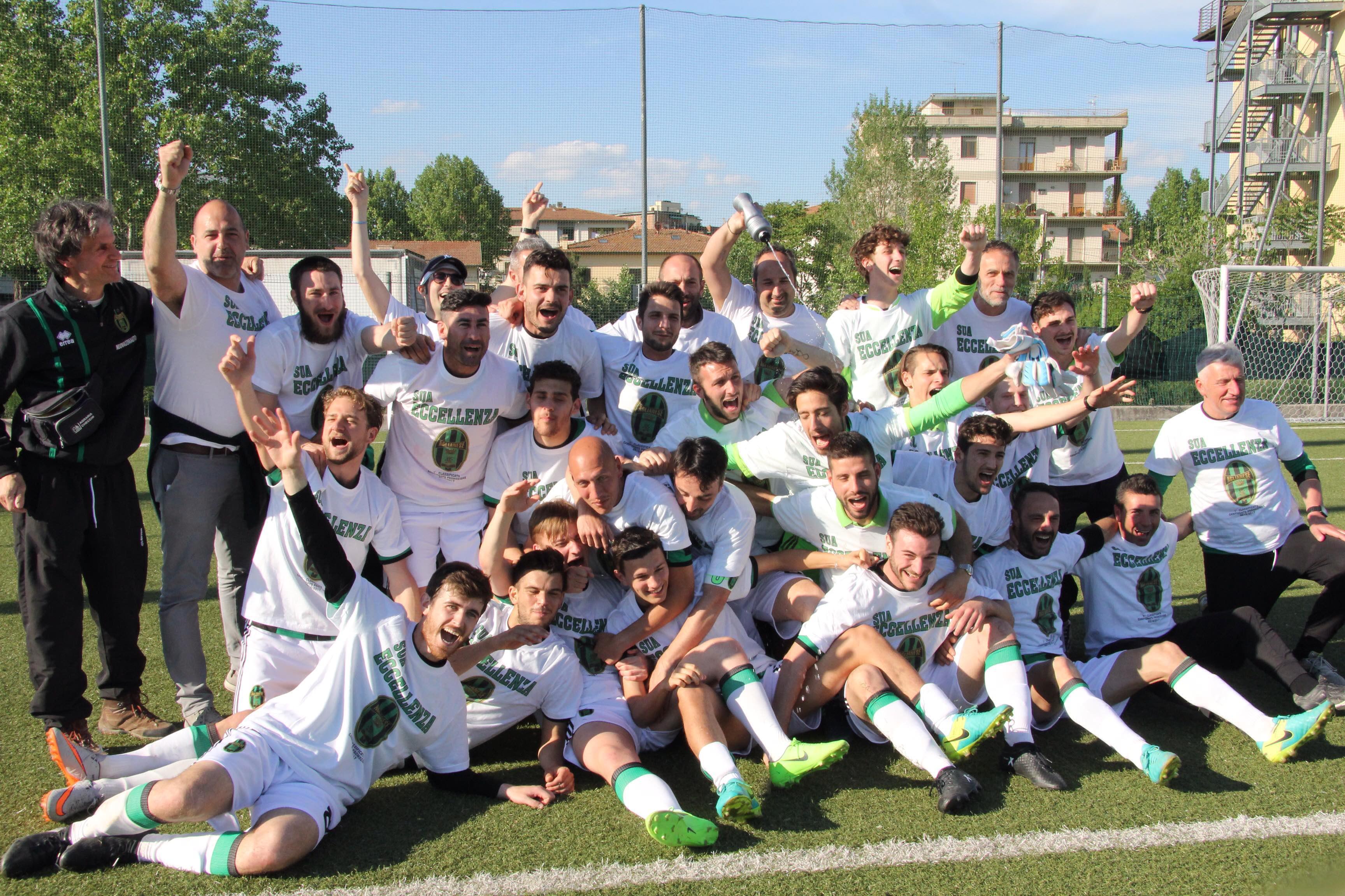 La festa dell'Aglianese a conclusione del match a Calenzano (Foto Batavia)