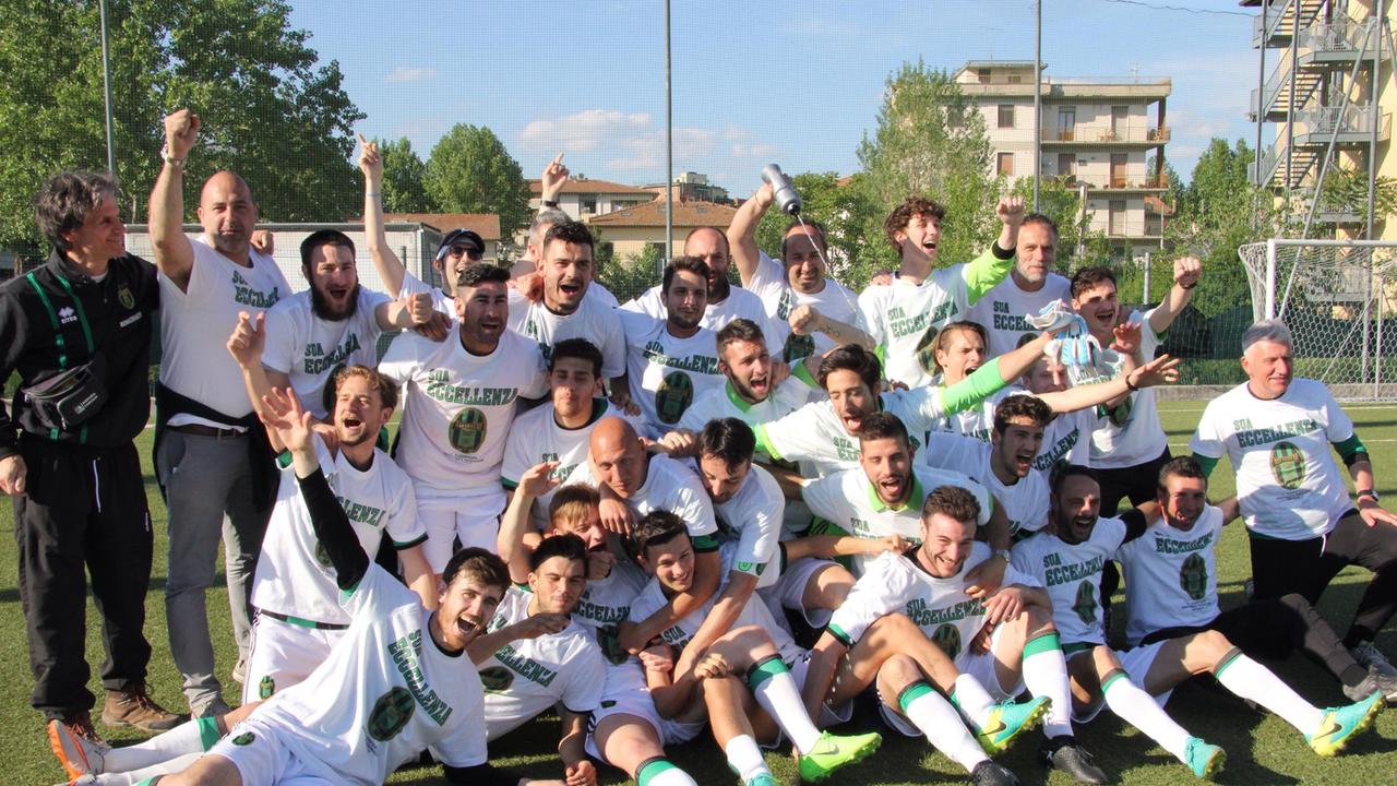 La festa dell'Aglianese a conclusione del match a Calenzano (Foto Batavia)