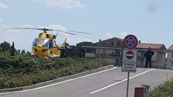 Cade dalla finestra mentre pulisce i vetri