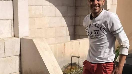 Volontario ripulisce fontana storica a Uri