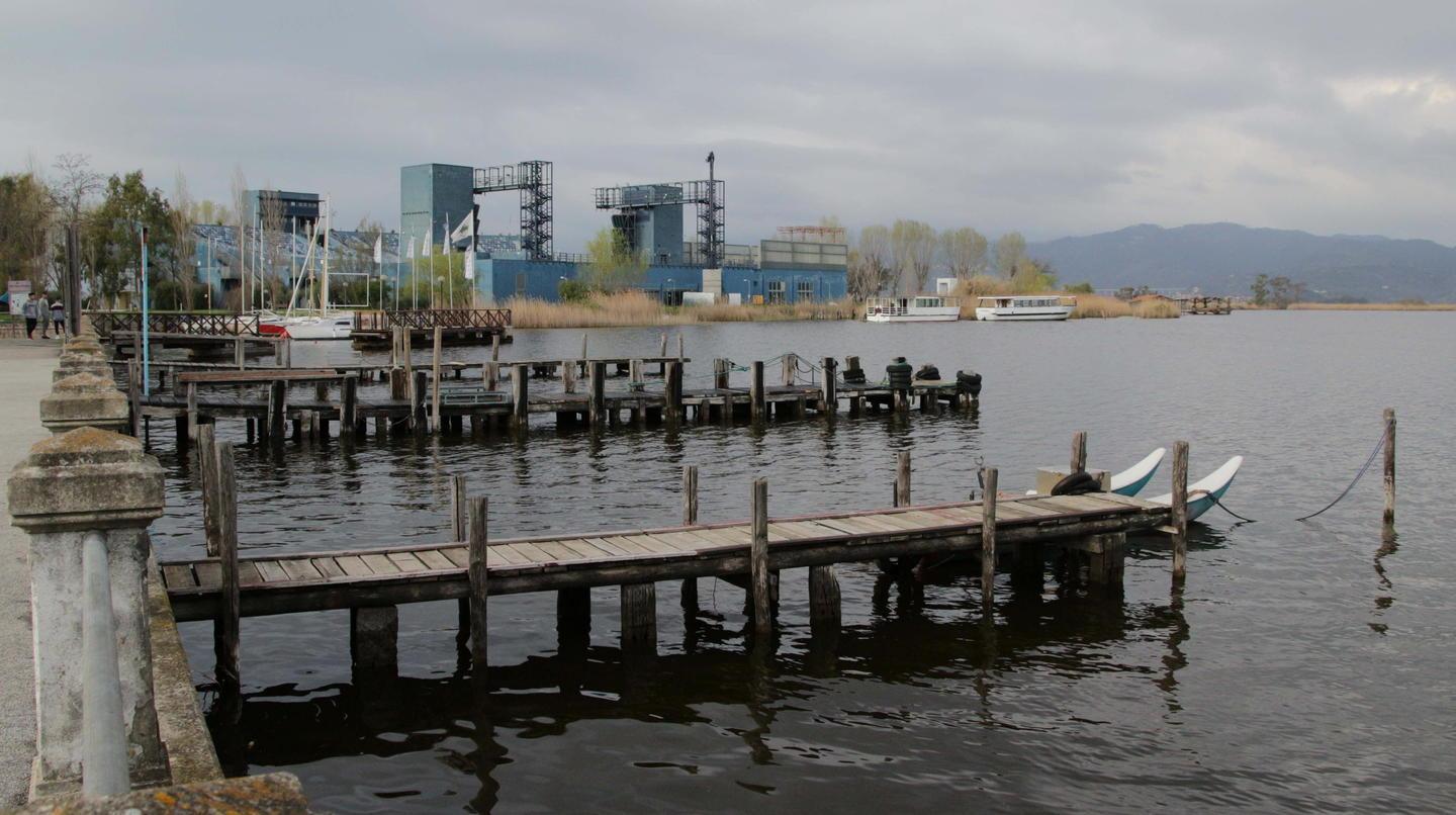 In bilico il progetto del tubone sul lago