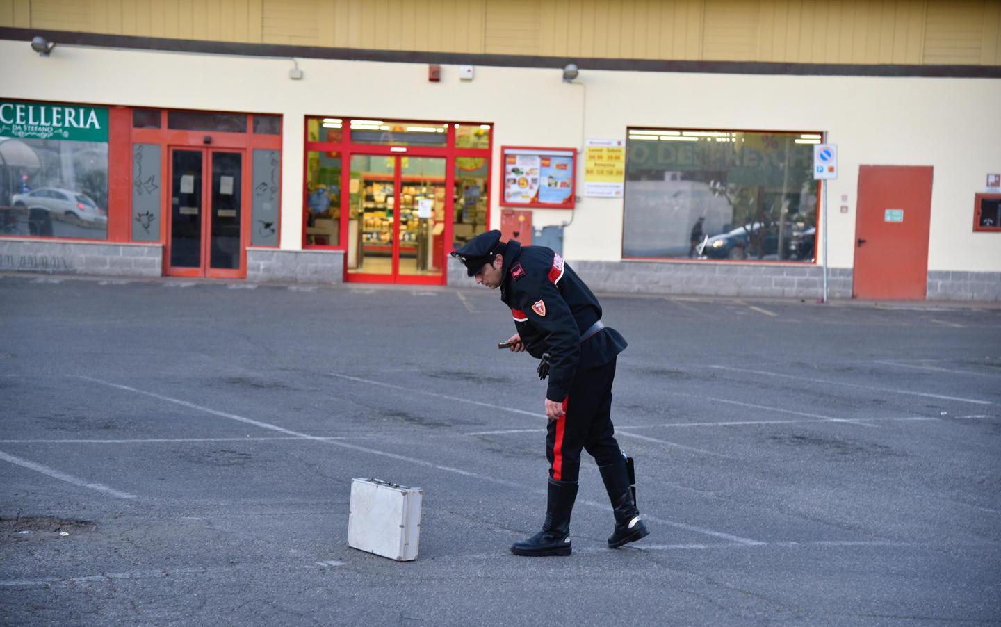 Valigetta lasciata nel parcheggio Intervengono i carabinieri